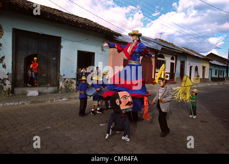 Straßenperformance einer traditionellen nicaraguanischen Show namens La Gigantona, der Tanz der Riesen spanische Frau, Stockfoto