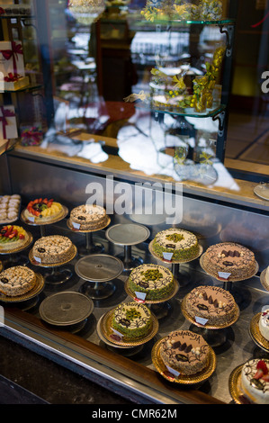 Lecker und verführerische Kuchen in einer italienischen Bäckerei Fenster - Turin, Italien Stockfoto