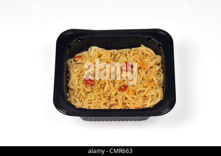 Chow Mein mit Garnelen in schwarzem Kunststoff microwavable Behälter Fertiggerichte auf weißem Hintergrund ausschneiden. Stockfoto