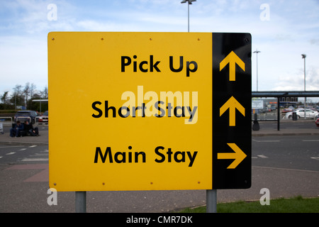 Flughafen gelbe Wegweiser für die Abholung Bereich kurz- und wichtigsten bleiben Parkhäuser Belfast internationaler Flughafen Nordirland Vereinigtes Königreich. Stockfoto