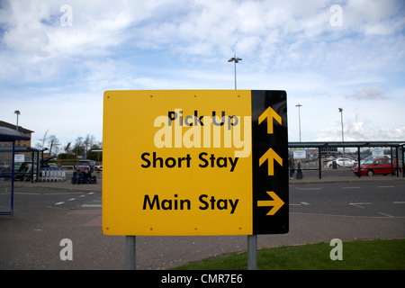 Flughafen gelbe Wegweiser für die Abholung Bereich kurz- und wichtigsten bleiben Parkhäuser Belfast internationaler Flughafen Nordirland Vereinigtes Königreich. Stockfoto