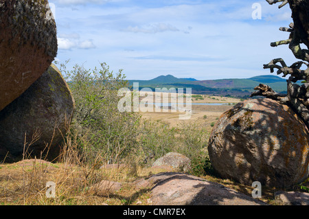 Piedrotas im Tal der Rätsel und See mit dam, umgeben von Bergen in der Nähe von Tapalpa in Jalisco, Mexiko Stockfoto