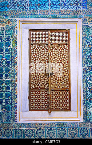 Iznik geflieste Wände & Intarsien Schranktür von den Harem des Topkapi-Palastes in Istanbul, Türkei Stockfoto