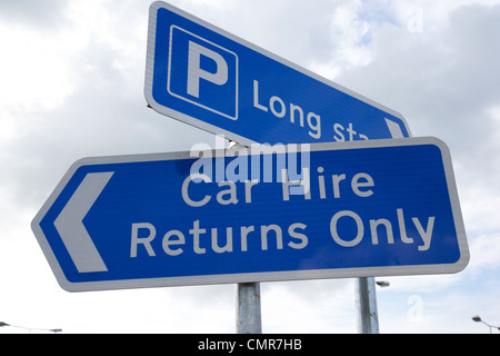 Langzeitparken Parkhaus und Mietwagen kehrt Schild am Flughafen Belfast Nordirland Vereinigtes Königreich. Stockfoto