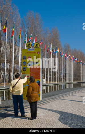 Fahnenmasten vor Pavilhao Atlantico in Parque Das Nacoes Bereich Park der Nationen Lissabon Portugal Europa Stockfoto