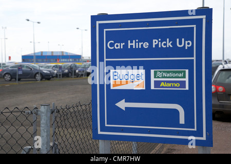 Auto mieten pickup Schild am Flughafen Belfast Nordirland Vereinigtes Königreich. Stockfoto