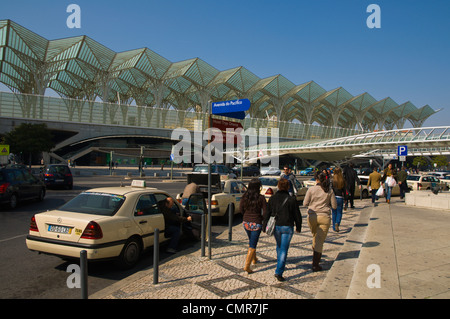 Taxis vor Oriente Busbahnhof Parque Das Nacoes Bereich Park der Nationen Lissabon Portugal Europa Stockfoto