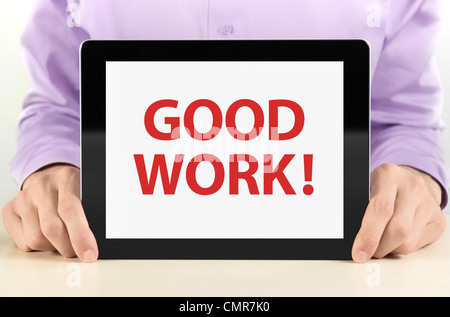 Manager mit Tablet-pc mit "Guter Arbeit" Text auf dem Bildschirm. Stockfoto