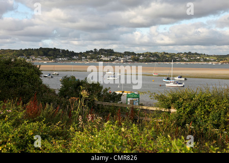 Blick über die Mündung des Camel mit Ankern Yachten von Padstow in Richtung Rock, Cornwall, England, uk. Stockfoto