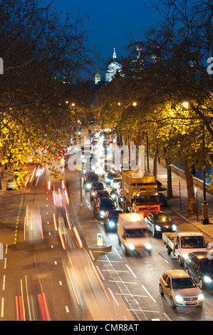 Rush Hour auf dem Damm in London, England mit St. Pauls Kathedrale im Hintergrund Stockfoto