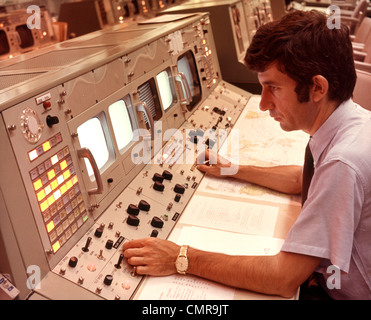 1970ER JAHRE MANN SITZT AM BEDIENFELD DER NASA MISSION CONTROL HOUSTON TEXAS USA Stockfoto