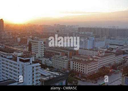 Blick auf den Sonnenaufgang am Morgen über die Stadt in Kunming, China. Stockfoto