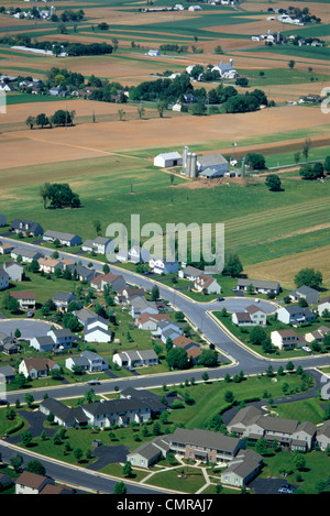 1990ER JAHRE BEBAUUNG NEBEN ACKERLAND LUFTBILD PENNSYLVANIA USA Stockfoto