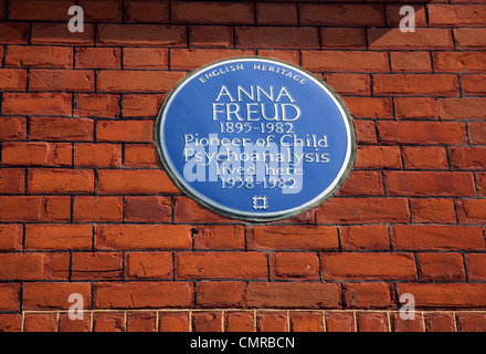 Freud Museum, Hampstead, London - blaue Plakette für Sigmund Freuds Tochter Anna Freud, die auch dort gelebt Stockfoto