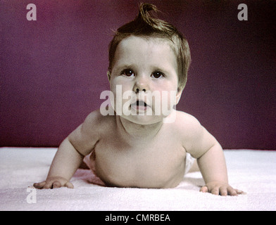 1940S 1950S KOPF DES BABYS ERHÖHEN SICH DRÄNGEN MIT WAFFEN WIE PUSH-UP-ÜBUNG Stockfoto