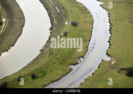 Luftaufnahme der Hundebesitzer neben den Cuckmere River von Frosch Firle auf der Sussex Heritage Coast, England Stockfoto