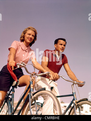 1950s 1960s paar Mann Frau Fahrrad im freien Stockfoto