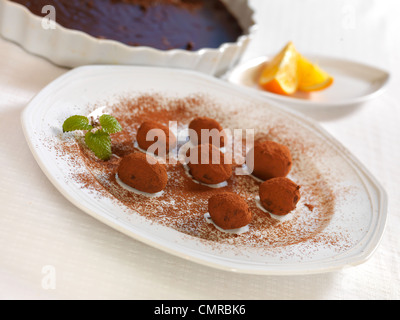 Trüffel mit Schokolade und Pfefferminz Stockfoto