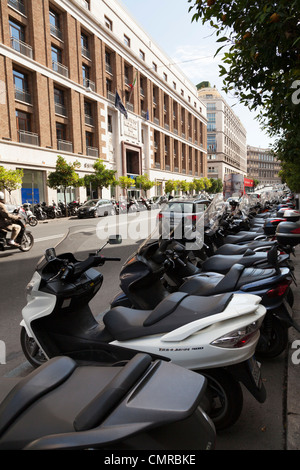 Motorräder und Roller geparkt auf der Straße in Rom Stockfoto