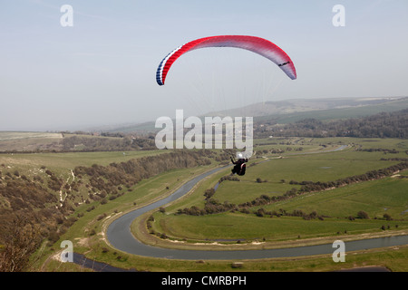 Gleitschirm fliegen vom Frosch Firle Cuckmere Talebene an der Sussex Heritage Coast, England Stockfoto