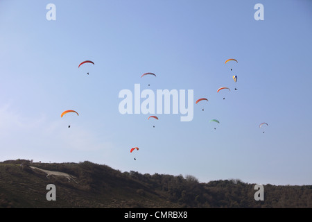 Gleitschirme fliegen von Frosch Firle Talebene Cuckmere an der Sussex Heritage Coast, England Stockfoto