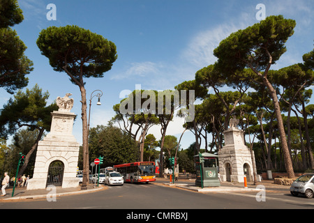 Eintritt in die Gärten der Villa Borghese aus dem Corso d ' Italia in Rom. Stockfoto