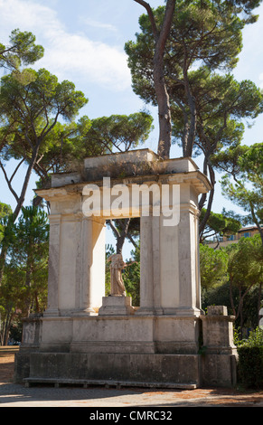 Kopflose Statue in der Viale del Museo Borghese in den Gärten der Villa Borghese in Rom Stockfoto