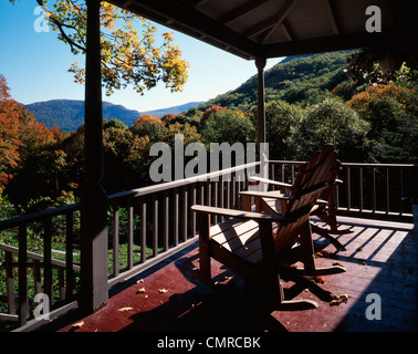 DER 1990ER JAHRE ZWEI SCHAUKELN ADIRONDACK STÜHLE AUF DER VERANDA MIT BLICK AUF DEN HUDSON RIVER HIGHLANDS Stockfoto