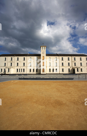 Soldaten-Viertel mit Uhrturm und Paradeplatz in Ebrington Platz ehemalige Ebrington Kaserne britische militärische Basis Derry c Stockfoto