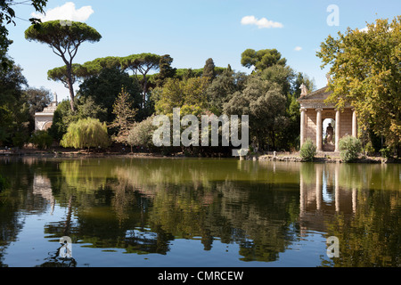 Tempel des Äskulap und See in den Gärten der Villa Borghese in Rom Stockfoto