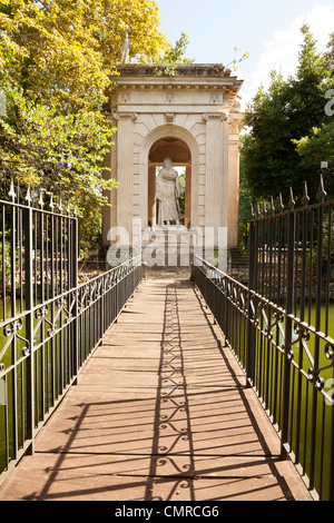 Brücke über den See, um den Tempel des Äskulap in den Gärten der Villa Borghese in Rom Stockfoto