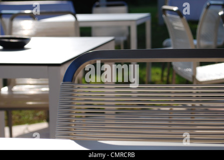 Moderne bar Stuhl Detail und Tabellen im Hintergrund im freien Stockfoto