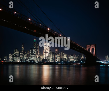 1950S 1960S NACHT BLICK AUF DIE SKYLINE VON LOWER MANHATTAN INSEL UNTER DER BROOKLYN BRIDGE Stockfoto