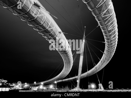 Hängebrücke in Pescara Hafen, Italien, in der Nacht Stockfoto