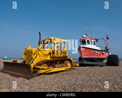 Angelboot/Fischerboot und Traktor am Strand von Aldeburgh, Suffolk. Stockfoto