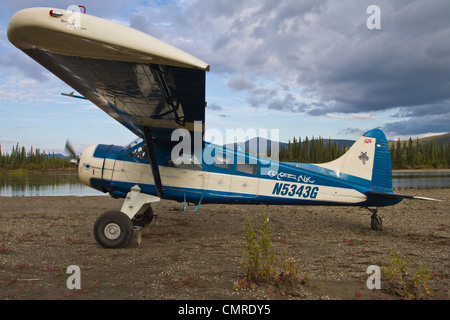 Ein DeHaviland Biber, im Besitz von Coyote Luft auf einer Kiesbank am Alatna Fluss in Gates of the Arctic National Park, AK, USA. Stockfoto