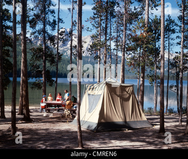 1970S 1980S FAMILIEN-CAMPINGPLATZ STANLEY SEE SAWTOOTH MOUNTAINS IDAHO USA Stockfoto