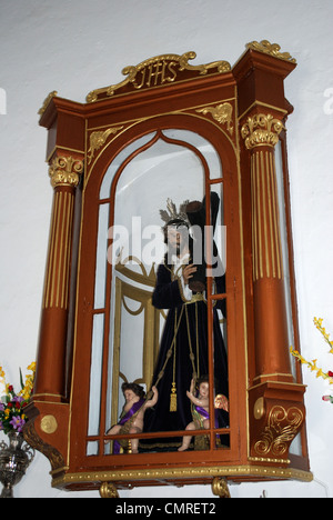 Statue von Christus und Kreuz in der Tower Hill Kirche (Iglesia del Cerro de las Torres), Almunecar, Andalusien, Spanien, Western Euro Stockfoto