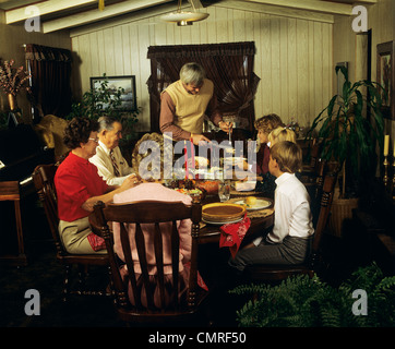 1980ER JAHRE DREI GENERATIONEN FAMILIE THANKSGIVING DINNER VATER CARVING TÜRKEI Stockfoto