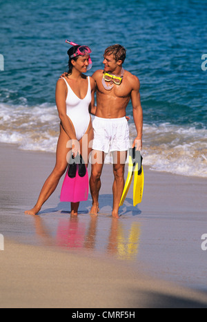 1990ER JAHREN PAAR MIT SCHNORCHELN AUSRÜSTUNG AM STRAND Stockfoto