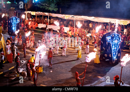 Beginn der jährlichen Esala Perahera Festival und Prozession, Kandy, Sri Lanka, von der Königin Hotelbalkon aus gesehen Stockfoto