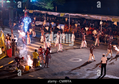 Beginn der jährlichen Esala Perahera Festival und Prozession, Kandy, Sri Lanka, von der Königin Hotelbalkon aus gesehen Stockfoto