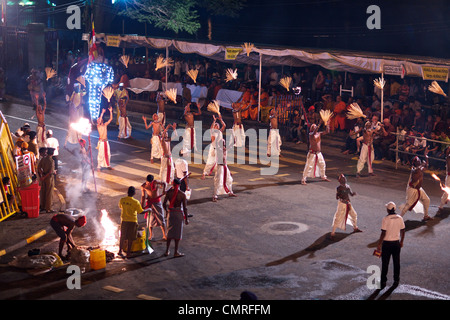 Beginn der jährlichen Esala Perahera Festival und Prozession, Kandy, Sri Lanka, von der Königin Hotelbalkon aus gesehen Stockfoto