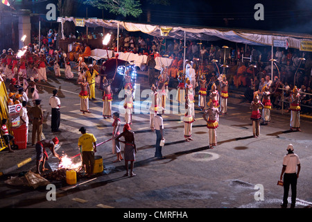 Beginn der jährlichen Esala Perahera Festival und Prozession, Kandy, Sri Lanka, von der Königin Hotelbalkon aus gesehen Stockfoto