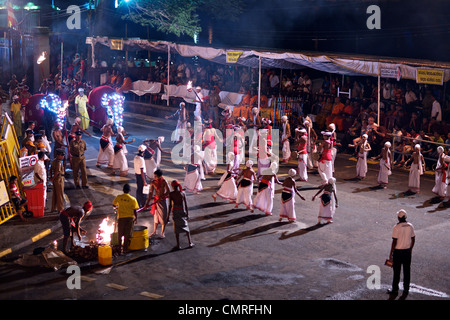 Beginn der jährlichen Esala Perahera Festival und Prozession, Kandy, Sri Lanka, von der Königin Hotelbalkon aus gesehen Stockfoto