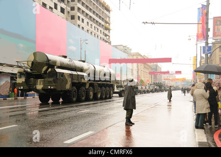 Modernen ballistischen nuklearen Raketen auf Probe der Militärparade in Moskau, Russland Stockfoto