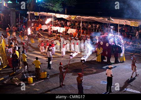 Beginn der jährlichen Esala Perahera Festival und Prozession, Kandy, Sri Lanka, von der Königin Hotelbalkon aus gesehen Stockfoto