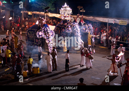 Beginn der jährlichen Esala Perahera Festival und Prozession, Kandy, Sri Lanka, von der Königin Hotelbalkon aus gesehen Stockfoto