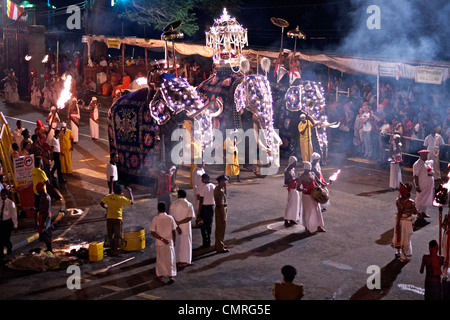 Beginn der jährlichen Esala Perahera Festival und Prozession, Kandy, Sri Lanka, von der Königin Hotelbalkon aus gesehen Stockfoto