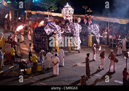 Beginn der jährlichen Esala Perahera Festival und Prozession, Kandy, Sri Lanka, von der Königin Hotelbalkon aus gesehen Stockfoto